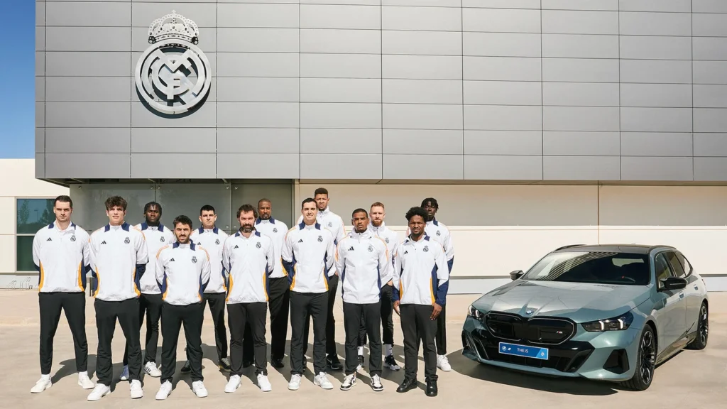 BMW España entrega los vehículos oficiales al primer equipo de baloncesto